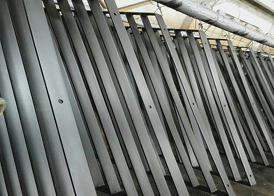 تصنيع السياج الفولاذي في المطار الدولي ، تصنيع المعادن الثقيلة نصف اللامع