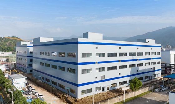 مستودع فولاذي مُسبق الصنع متين بتصميم عصري ومزراب من الفولاذ المقاوم للصدأ