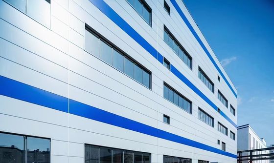 مستودع فولاذي مُسبق الصنع متين بتصميم عصري ومزراب من الفولاذ المقاوم للصدأ